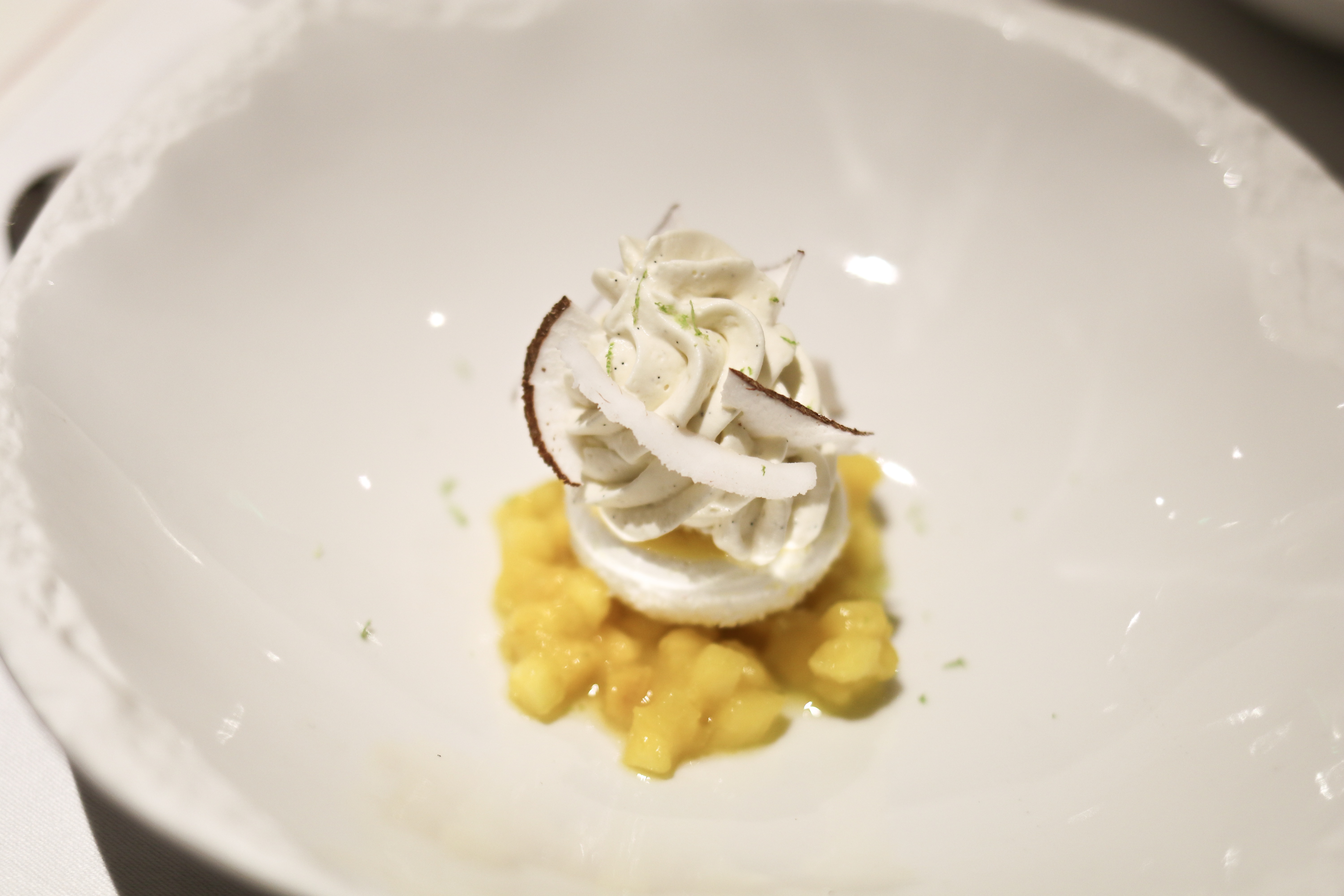 Comme un vacherin - Sorbet mangue orange, chantilly coco, Minestrone d'ananas rafraîchi au citron vert